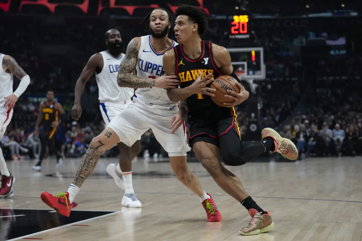 Los Angeles Clippers guard Amir Coffey (L) defends against Atlanta Hawks forward Jalen Johnson (1) during the first half of an NBA basketball game in Los Angeles on March 17, 2024. (Ashley Landis/AP Photo)