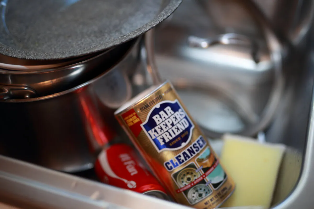 The key ingredient in Bar Keepers Friend is oxalic acid, a powerful compound that effectively breaks down stubborn stains, rust, and mineral deposits. (Siyano Prach/Shutterstock)