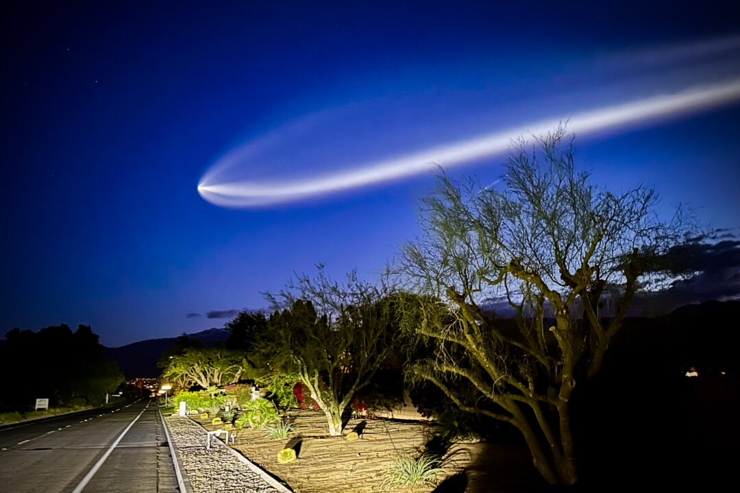 Falcon 9 Rocket Launch Lights Up California Skies | The Epoch Times