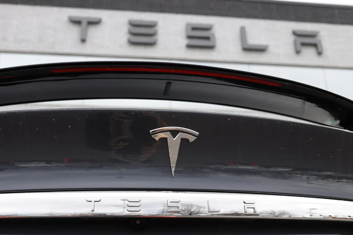 The company logo shines off the rear deck of an unsold 2020 Model X at a Tesla dealership in Littleton, Colo, on April 26, 2020. (The Canadian Press/AP-David Zalubowski)