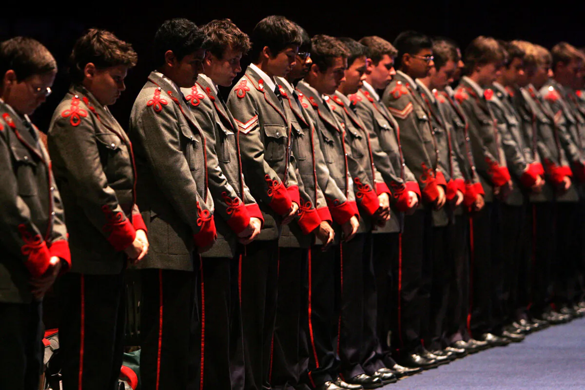 Boys from The King's School form a guard of honour in Sydney, Australia, on Dec. 5, 2007. (Lisa Maree Williams/Getty Images)