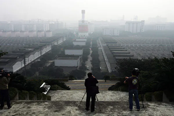 The three main drivers of the Chinese economy have all stalled, and the CCP is now pushing forward with "new productive forces" as a movement. The chairman of Wuliangye Group even claims that the liquor industry is an important carrier for developing new productive forces. Pictured is the Wuliangye Group's distillery in Yibin, Sichuan Province, China on Novermber 9, 2007. (Guang Niu/Getty Images)