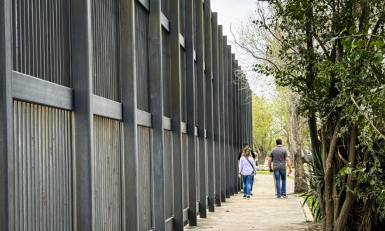 Dramatic Video Shows Hundreds of Illegal Immigrants Rushing Troops at US–Mexico Border