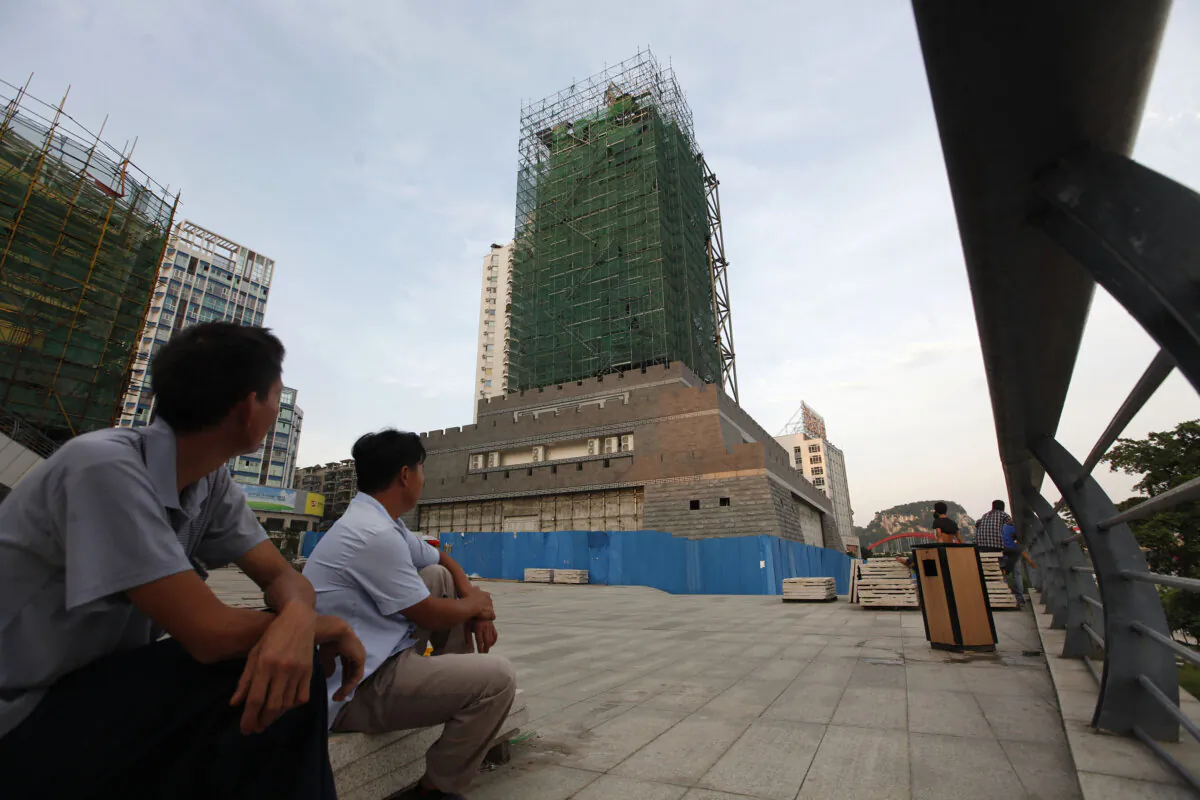 An unfinished $11.4 million bronze statue of Liu Tsung-Yuan is dismantled in Liuzhou, in the Guangxi province of China, on September 9, 2014. (Getty Images)