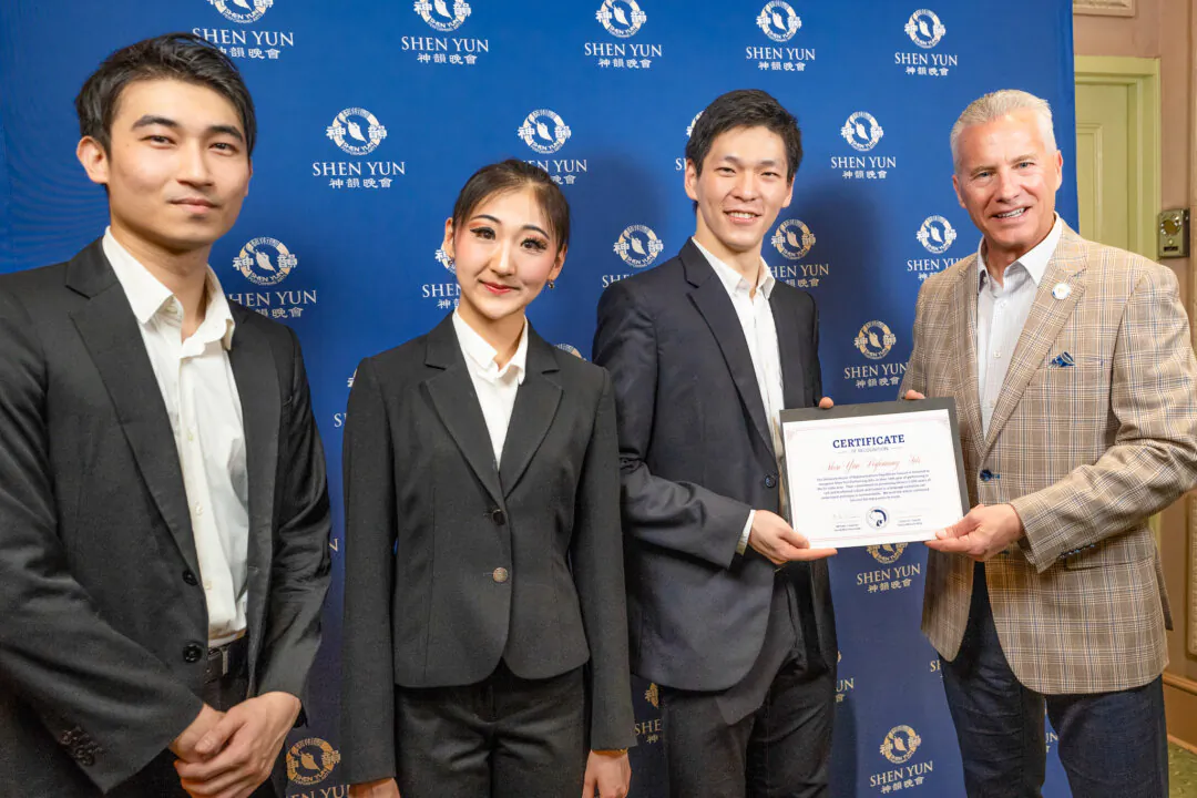 Delaware State Representative Lyndon D. Yearick (R) presents a certificate of recognition to Shen Yun Performing Arts at the Miller Theater in Philadelphia on March 17, 2024. (Steve Wen/The Epoch Times)