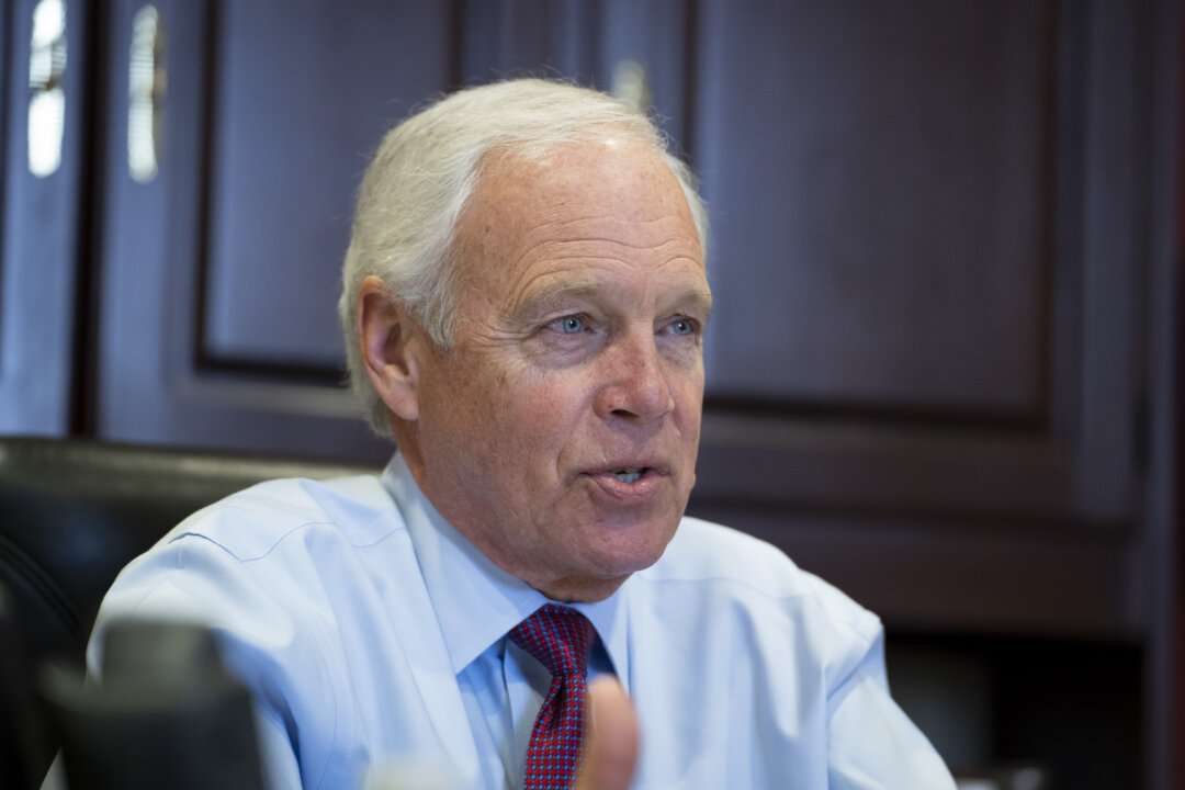 “Breaking: Senator Uncovers Proof of Government Officials Dodging Transparency Laws”