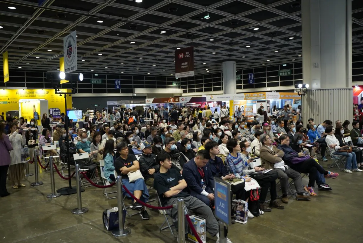 An "International Immigration and Property Expo," held on March 23 and 24 at the Hong Kong Convention and Exhibition Centre was well attended.  Many parents came with their children, and most of the seminars and talks on site were well patronized. (Kiri Choy/The Epoch Times)