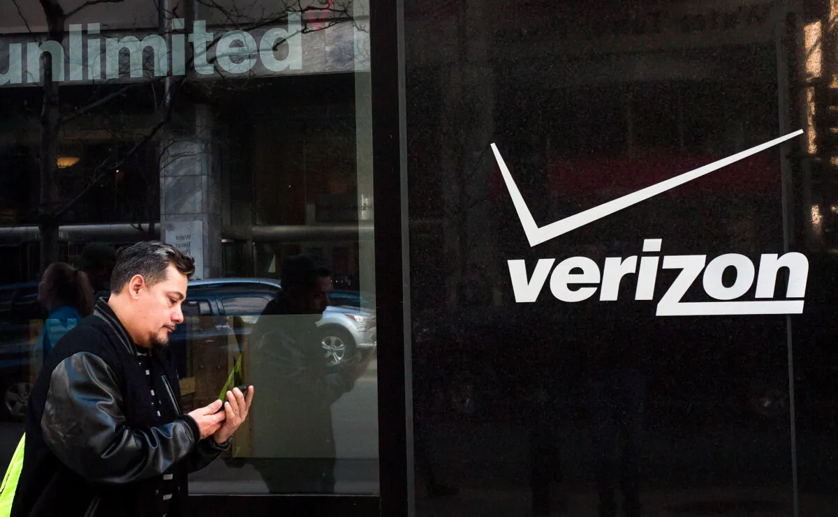 People pass a Verizon store in Chicago on April 20, 2017. (Scott Olson/Getty Images)
