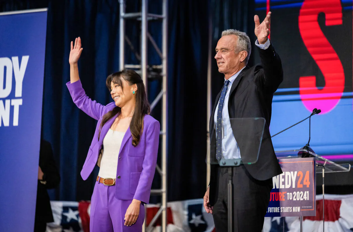 Presidential contender Robert F. Kennedy Jr. speaks with his vice presidential pick Nicole Shanahan in Oakland, Calif., on March 26, 2024. (John Fredricks/The Epoch Times)