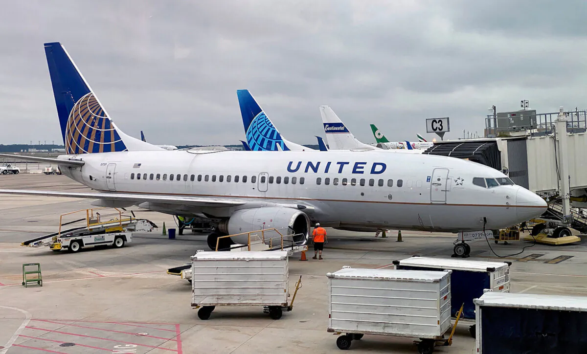 A United Airlines plane is seen at a gate at George Bush Intercontinental Airport (IAH) in Houston, Texas, United States, on Oct. 7, 2020. (Daniel SLIM/AFP)