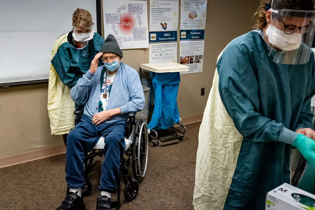 A World War II Army veteran receives a dose of the COVID-19 vaccine at a Veterans Affairs long-term care facility in Vancouver, Wash., on Dec. 17, 2020. (Nathan Howard/Getty Images)