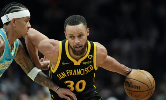 Stephen Curry Returns Home, Scores 23 Points to Lead Warriors Past Hornets 115–97