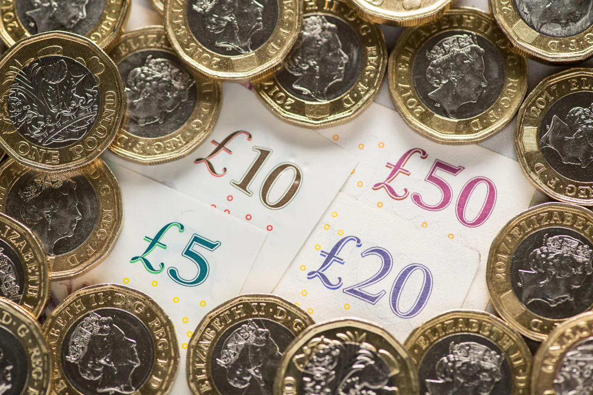UK £5, £10, £20, and £50 notes with £1 coins, in a file photo on Jan. 26, 2018. (Dominic Lipinski/PA)