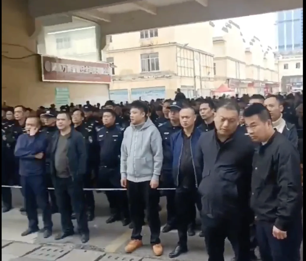 Police officers and plainclothes officers from Gaoqiao Police Station in Changsha City confront villagers in Hunan Province, China on March 28, 2024 (Zhao Lanjia/Screenshot via The Epoch Times)