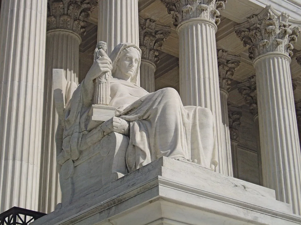 The Contemplation of Justice statue by James Earl Fraser greets visitors beside the steps to the entrance of the Supreme Court in Washington. (Matt H. Wade/CC BY-SA 3.0 DEED) 