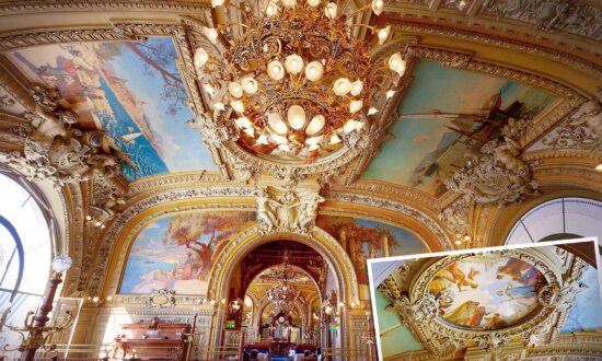 This Jaw-Droppingly Beautiful 124-Year-Old French Restaurant in Paris Looks Like a Luxury Railcar