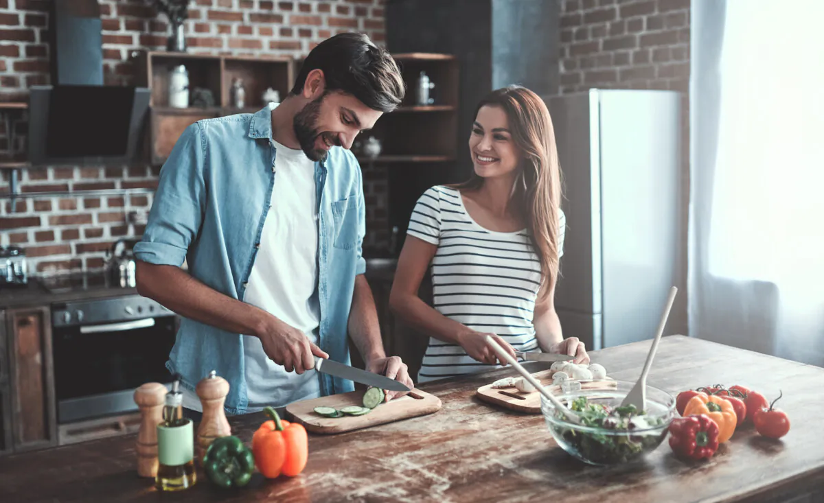 A homemade dinner is great for a budget-friendly date. (4 PM production/Shutterstock)