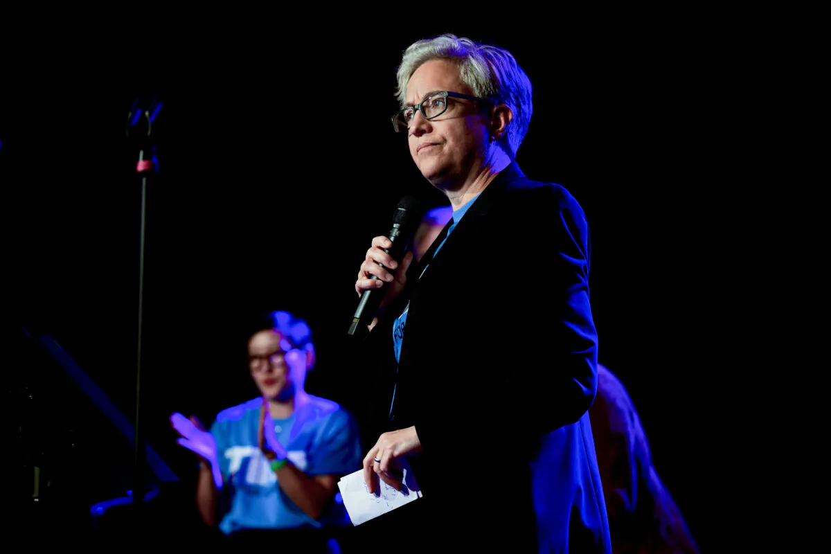 Tina Kotek (R) speaks to her constituents during a rally in Portland, Ore., on Oct. 22, 2022. (Mathieu Lewis-Rolland/Getty Images)