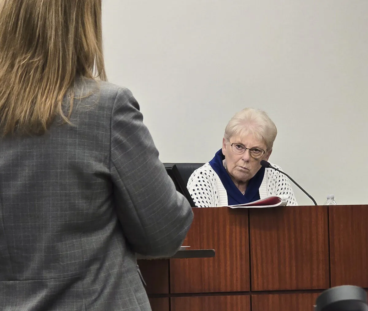 Wanda Kelly (R), wife of accused murder suspect George Alan Kelly, testifies under cross-examination by prosecutor Kimberly Hunley in Santa Cruz County Superior Court in Nogales, Ariz., on April 3, 2024. (Allan Stein/The Epoch Times)