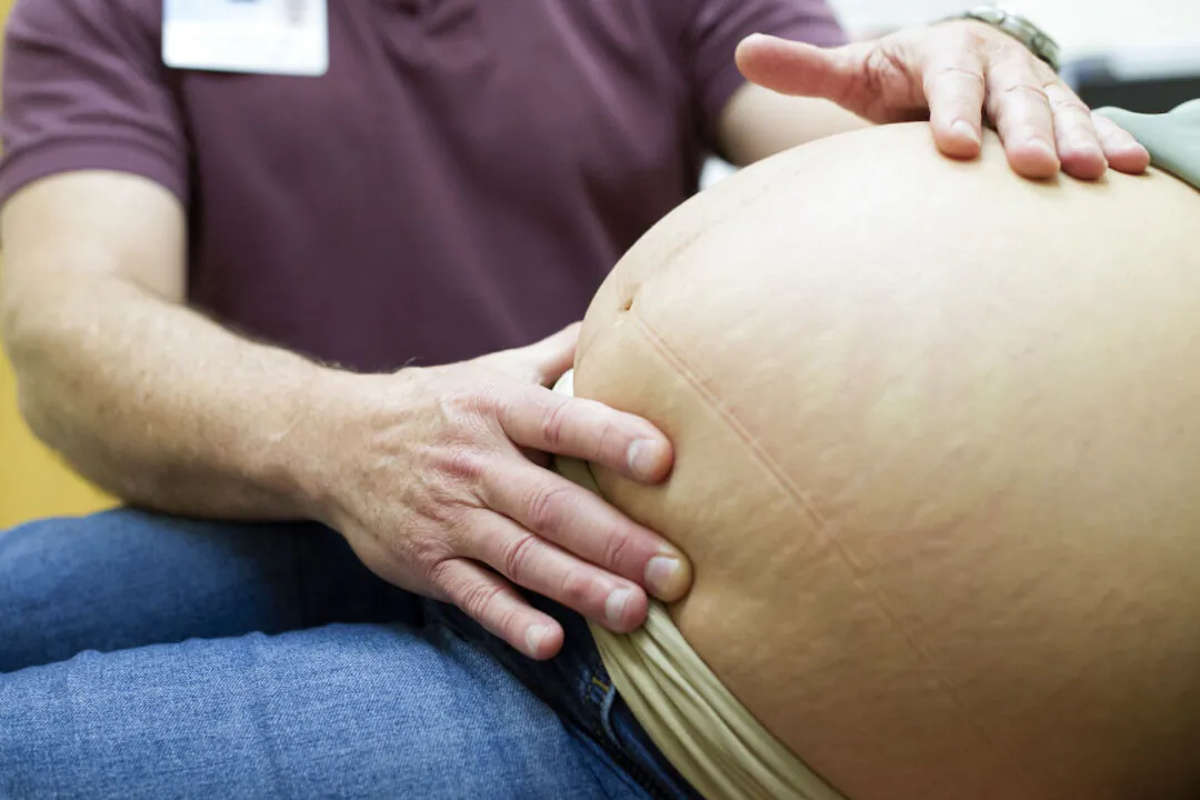 A doctor examines a pregnant woman at a health center in Denver, Colo., on March 15, 2017. (Jason Connolly/AFP via Getty Images)