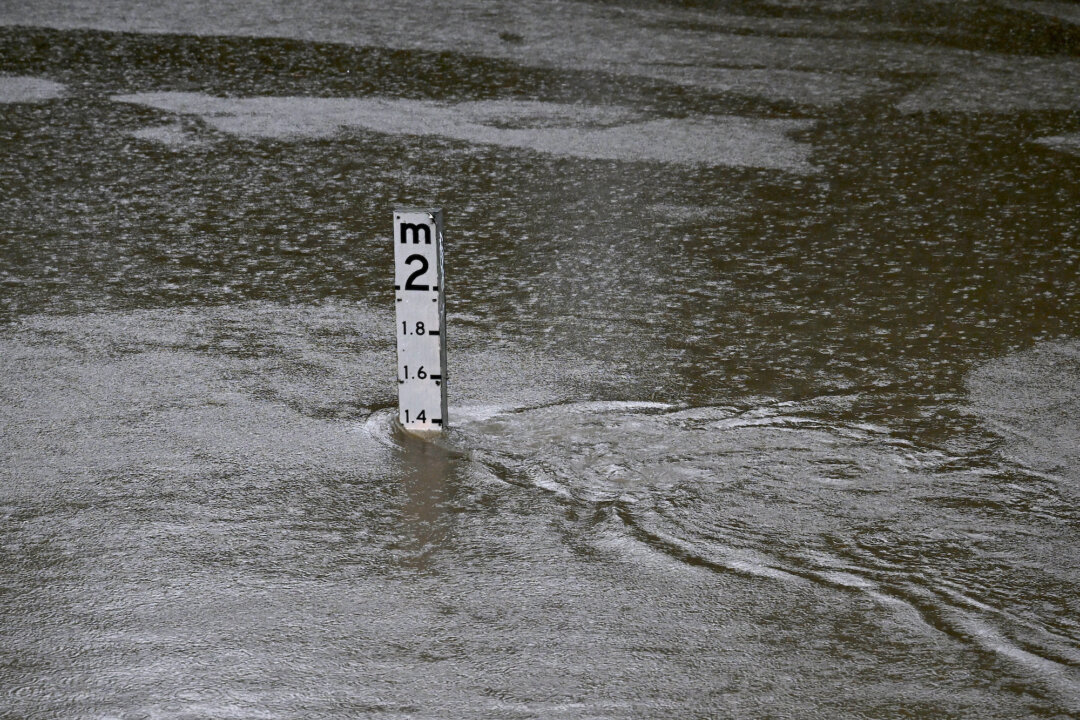 River Nears Major Flooding as Residents Warned to Flee | The Epoch Times