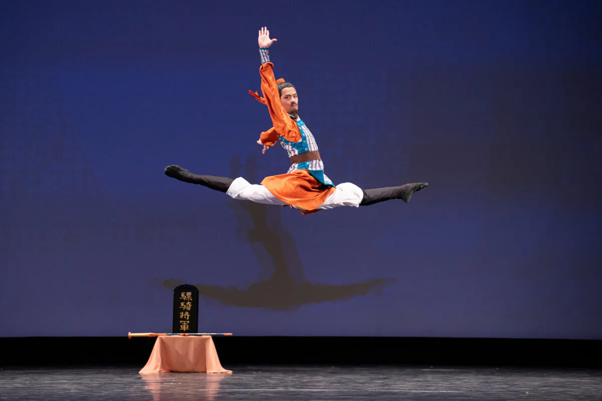 Aaron Huynh, a dancer with Shen Yun Performing Arts, won a silver award at the NTD International Classical Chinese Dance Competition in 2021. (Dai Bing/The Epoch Times)