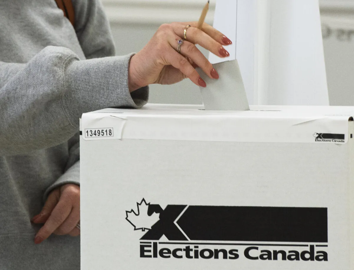 A voter casts a ballot on Sept. 10, 2021, in Chambly, Que., in advance polls for the 2021 general election,. (THE CANADIAN PRESS/Ryan Remiorz)