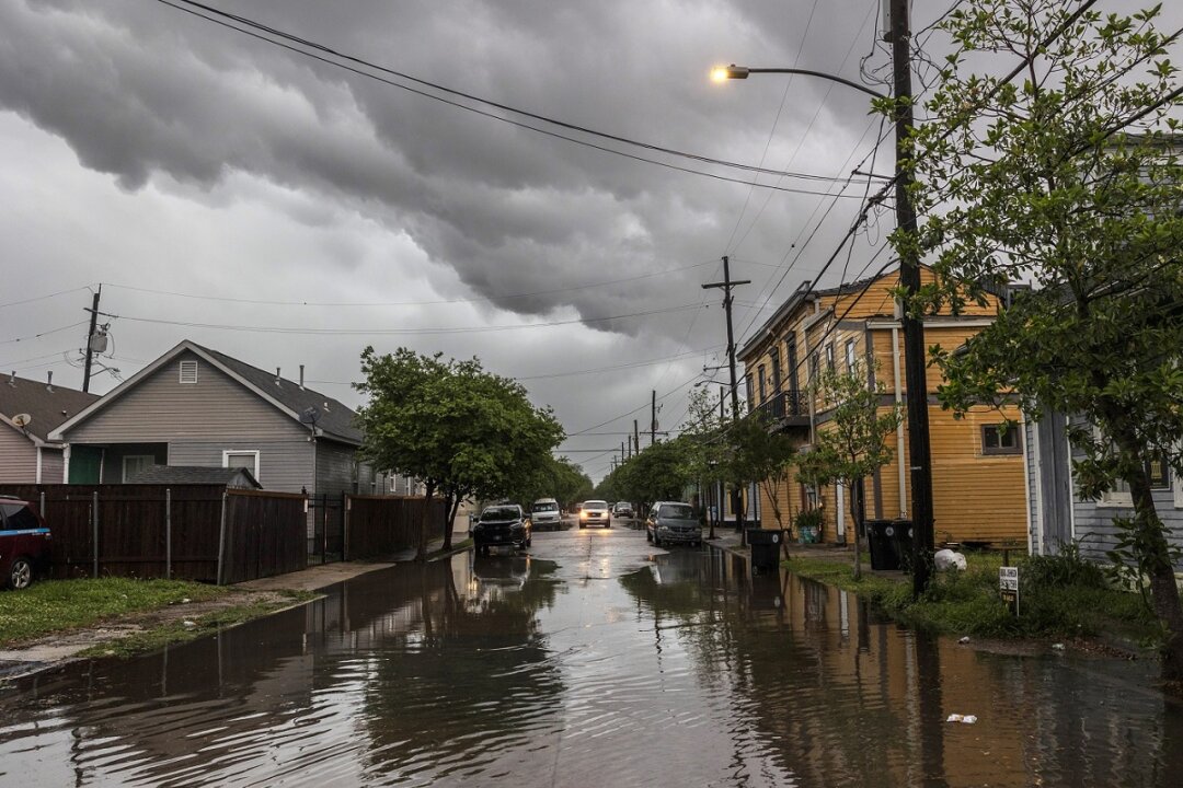 Storms Bring Floods and Damaging Wind Across the South; 1 Dead in(00)