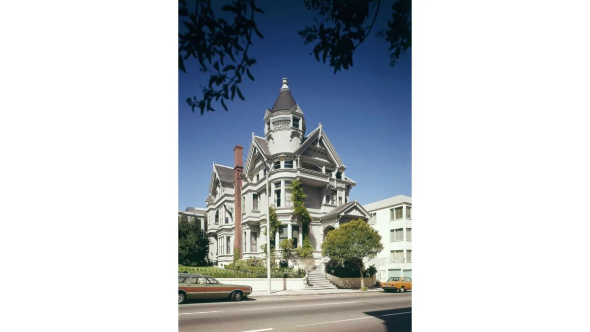 The façade of the Haas-Lilienthal House shows the pitched roof, wrap-around porch, bay window, and stained glass windows with intricate framing typical of Queen Anne style Victorian homes. All elements of the exterior are made of redwood as it is plentiful, easy to carve, durable, and pest-resistant. The home's size, décor, and more ornate intricate gingerbread displayed the owner’s wealth and importance. Library of Congress. (Public Domain)