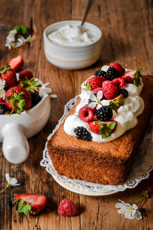 Quatre Quarts pound cake With berries