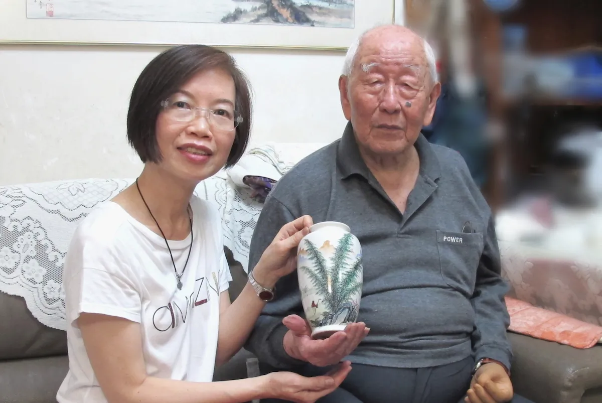 Yim Wai-Wai (left), the president of the Hong Kong Ceramics Research Society, receives the artifacts from Mr. Chui in 2017. (Courtesy of Hong Kong Ceramics Research Society)
