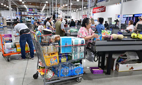 New GDP Number Shows Americans Getting Poorer: Economist | Business Matters Full Broadcast (April 25)