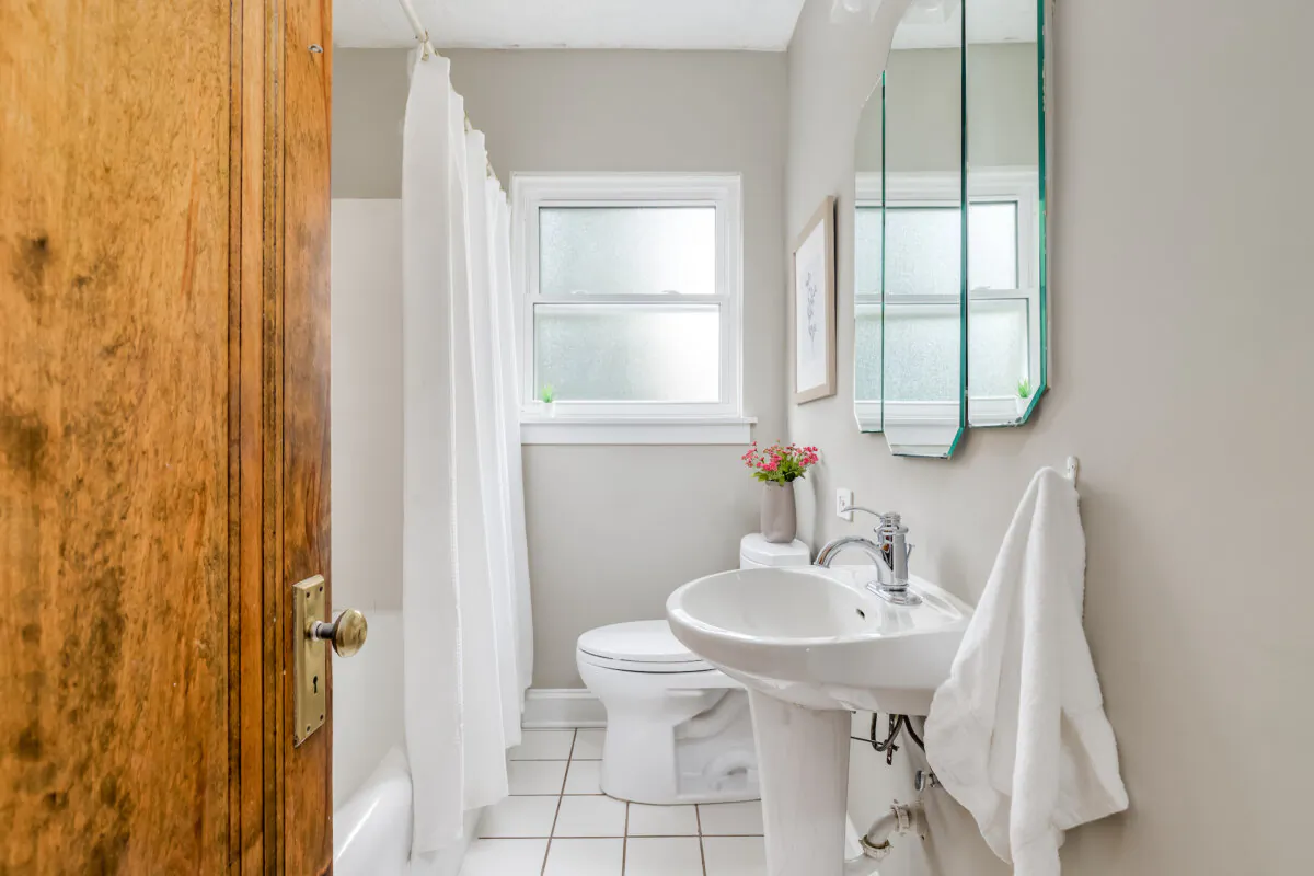 A pedestal sink will save bathroom space but you'll lose storage space. (Joseph Hendrickson/Shutterstock)