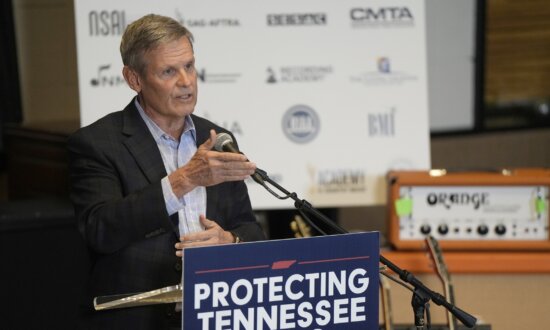 Tennessee Governor Signs Law Requiring Officers to Assist Federal Immigration Authorities