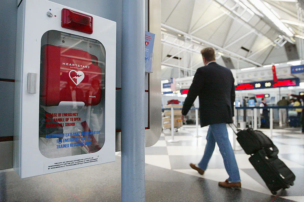 A traveler passes an Automated External Defibrillator. (Tim Boyle/Getty Images)