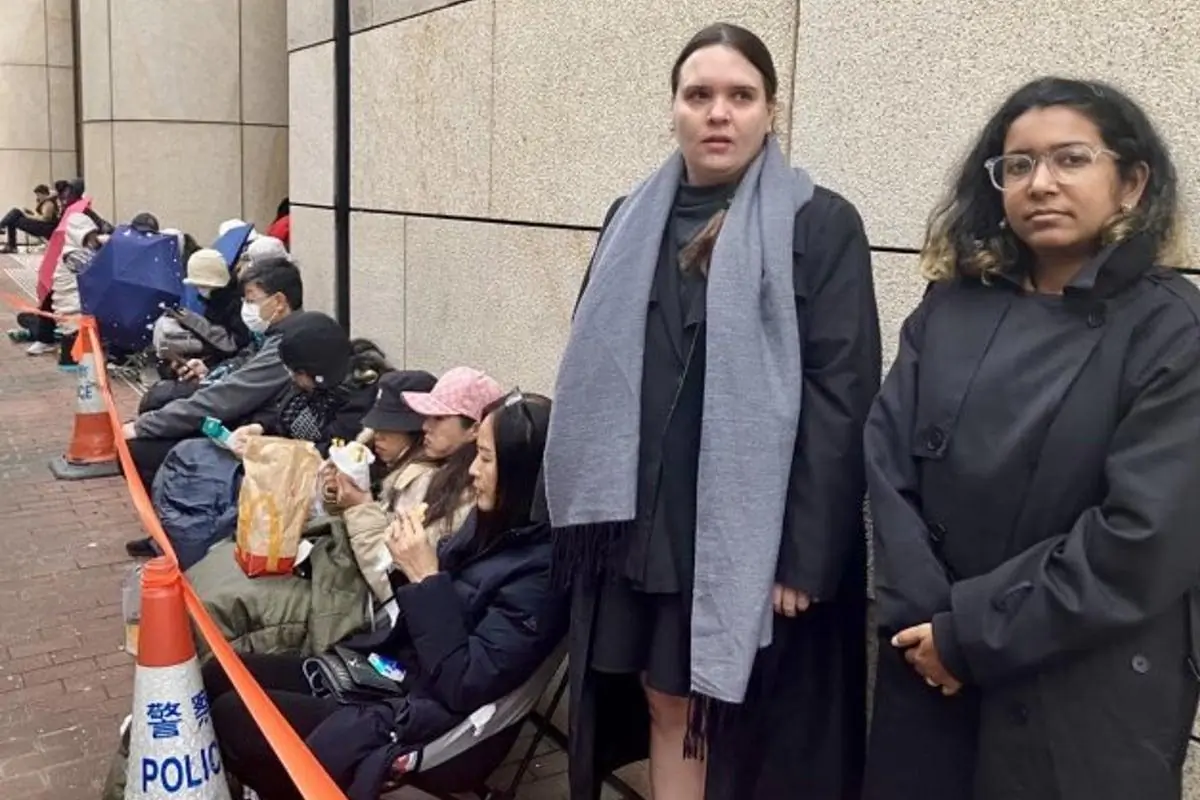 On Dec. 18, 2023, during the trial of Jimmy Lai's case, Aleksandra Bielakowska (R2 standing) and Shataakshi Verma, the organization's Asia-Pacific Project Manager, lined up to enter the West Kowloon Court. File picture. (Courtesy of Reporters Without Borders website)
