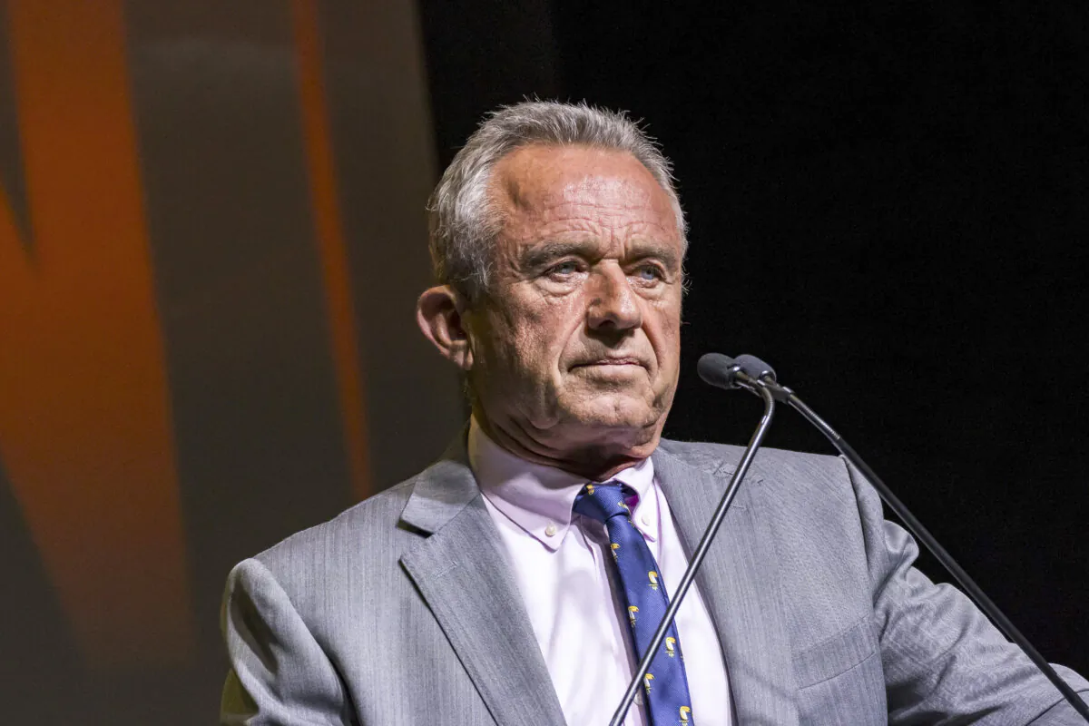 Presidental candidate Robert F. Kennedy Jr. attends a rally at the Val Air Ballroom in Des Moines, Iowa, on April 13, 2024. (Kathryn Gamble for The Epoch Times)