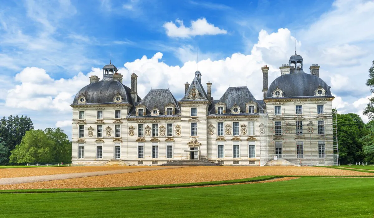 Inspired by the Luxembourg Palace in Paris, the castle features a central building with two residential wings and corner pavilions topped with domes and horizontal carved stones on either side. The use of Bourré stone, a soft-colored stone from the Cher Valley which becomes lighter and harder with age is used on the façade. The family estate is characterized by its simplicity and symmetry, making it a precursor of the typically French style under Louis XIV. (Yuri Turkov/Shutterstock)