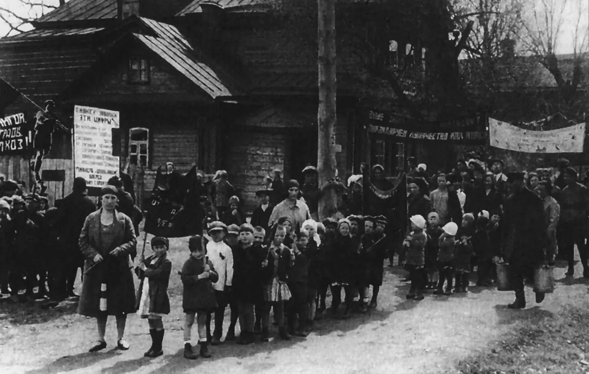 A parade under banners condemning kulaks (prosperous peasants) as “wreckers of agriculture,” during the disastrously deadly collectivization of Russian farming, c. 1929–34. (Public Domain)