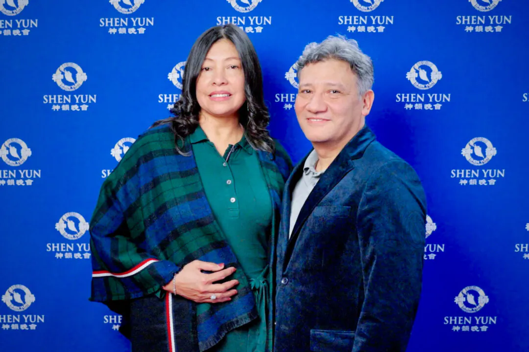 Liliana Pardo (L) attends Shen Yun's evening show at Théâtre Maisonneuve at Place des Arts in Montreal on April 18, 2024. (NTD)