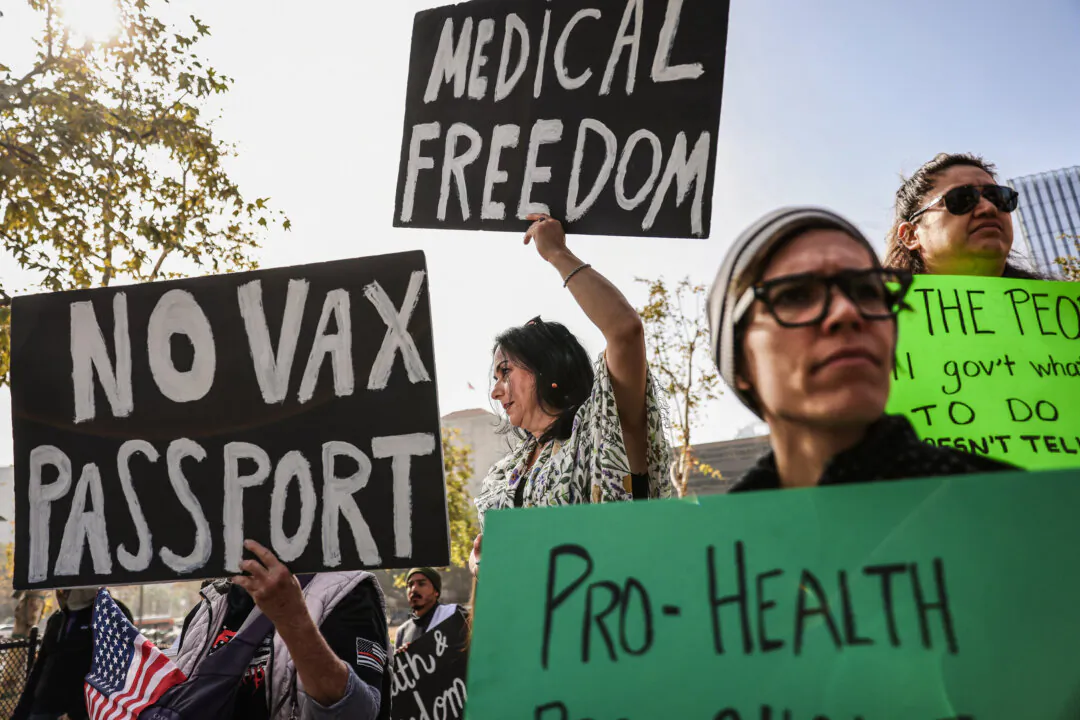 Protesters gather for a rally the L.A. City Council’s COVID-19 vaccine mandate for city employees and contractors in Los Angeles on Nov. 8, 2021. (Mario Tama/Getty Images)