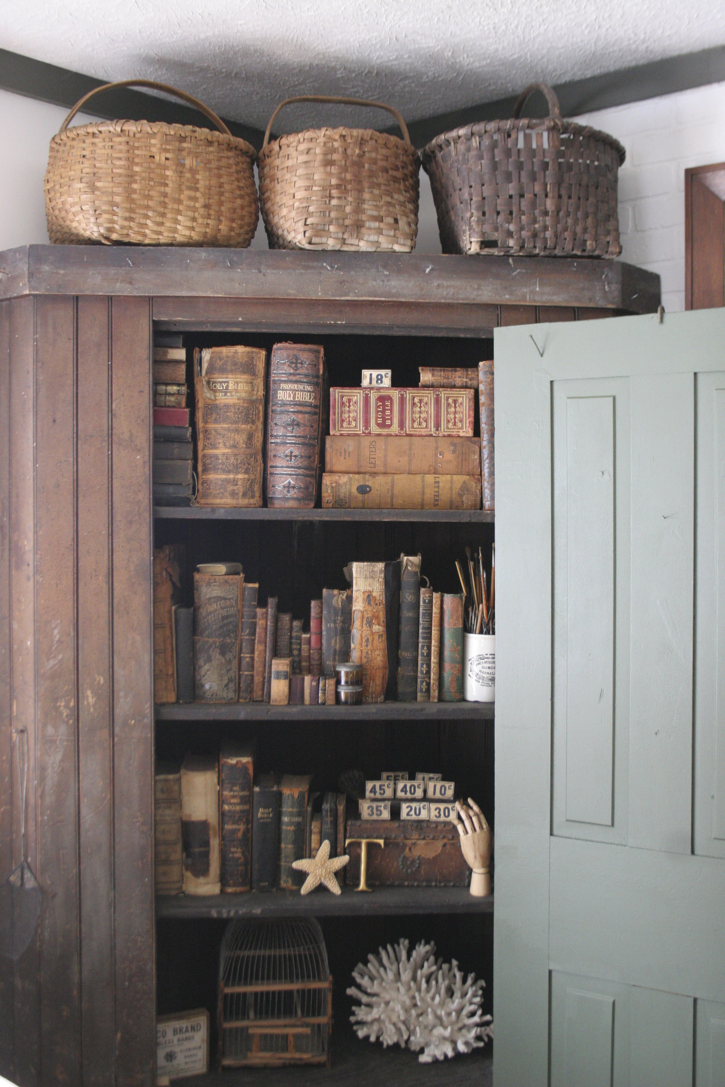 A sneak-peek into the inside of the cabinet.