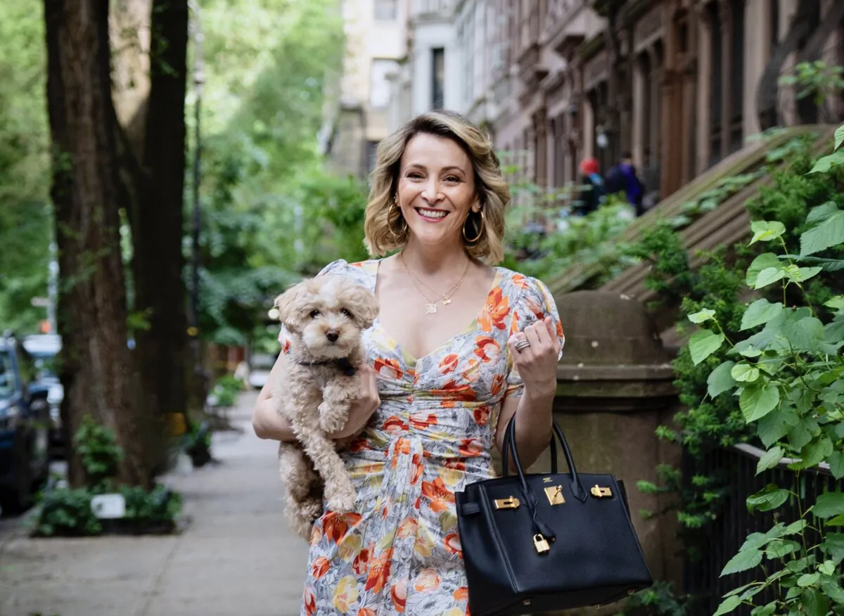 Stylist Lindsey Bernay walks down the streets of Manhattan with poise. (Samira Bouaou for American Essence)