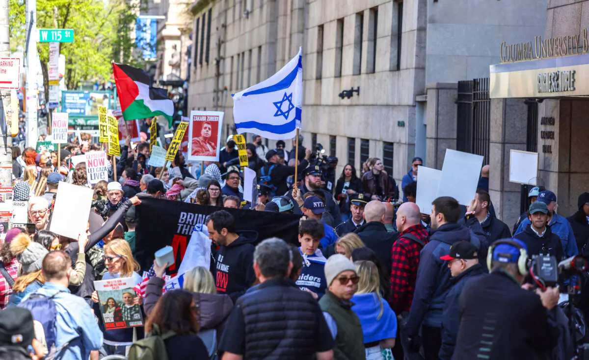 Pro-Palestinian and Pro-Israel groups face off in front of the entrance of Columbia University in New York on April 22, 2024. (Charly Triballeau /AFP)
