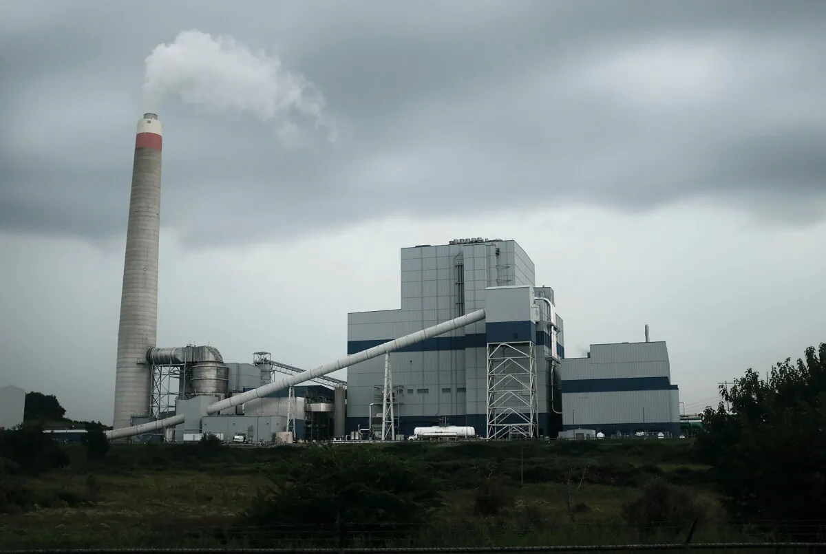 The Longview Power Plant, a coal-fired plant, stands in Maidsville, W.Va., on Aug. 21, 2018. (Spencer Platt/Getty Images)