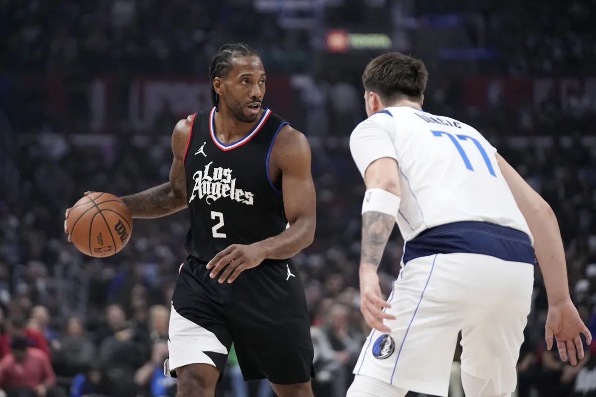 In his first action since March 31, Kawhi Leonard of the Los Angeles Clippers looks for an opening during an NBA playoff game against the Dallas Mavericks in Los Angeles on April 23, 2024. (AP Photo/Mark J. Terrill)
