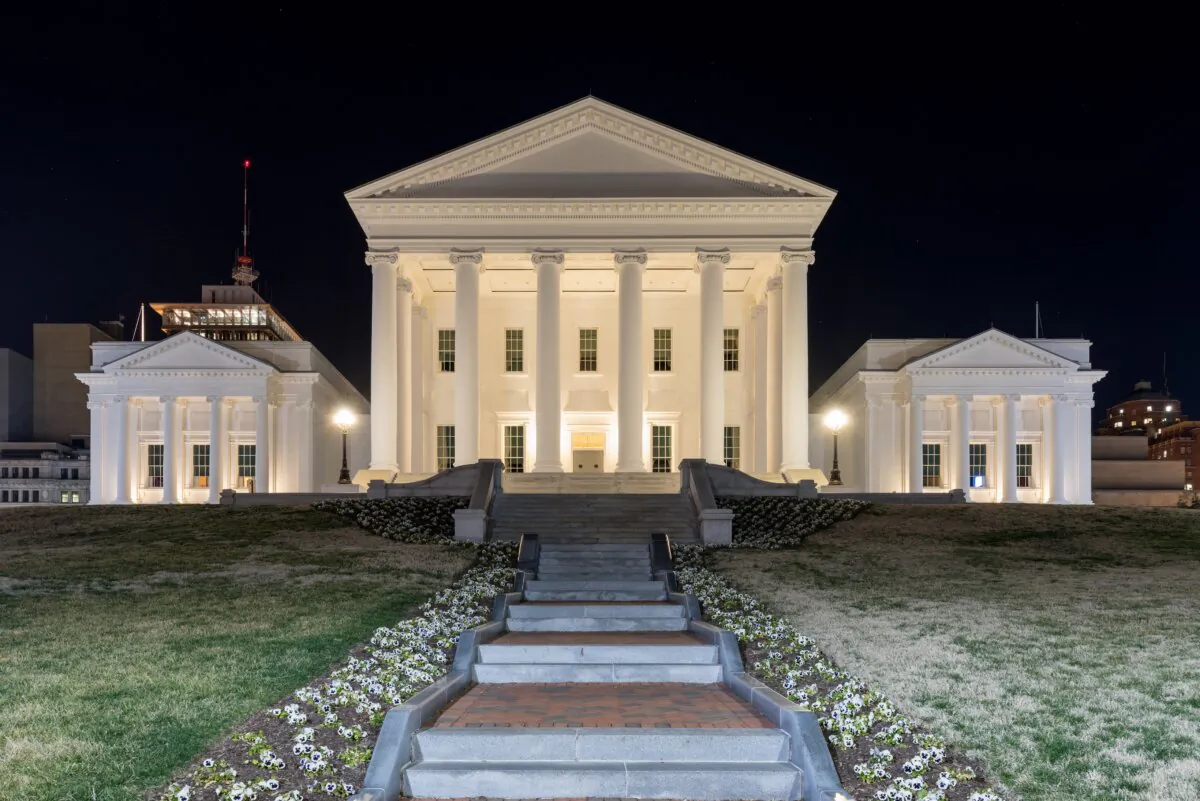The neoclassical Virginia State Capitol in Richmond reflects ancient Roman architecture with an American flair. Between 1904 and 1906, the east and west wings were built for the House of Delegates and the Senate Chamber, respectively. They flank Jefferson’s original 18th-century building and reflect the original Capitol’s classical style. (Felix Lipov/Shutterstock)