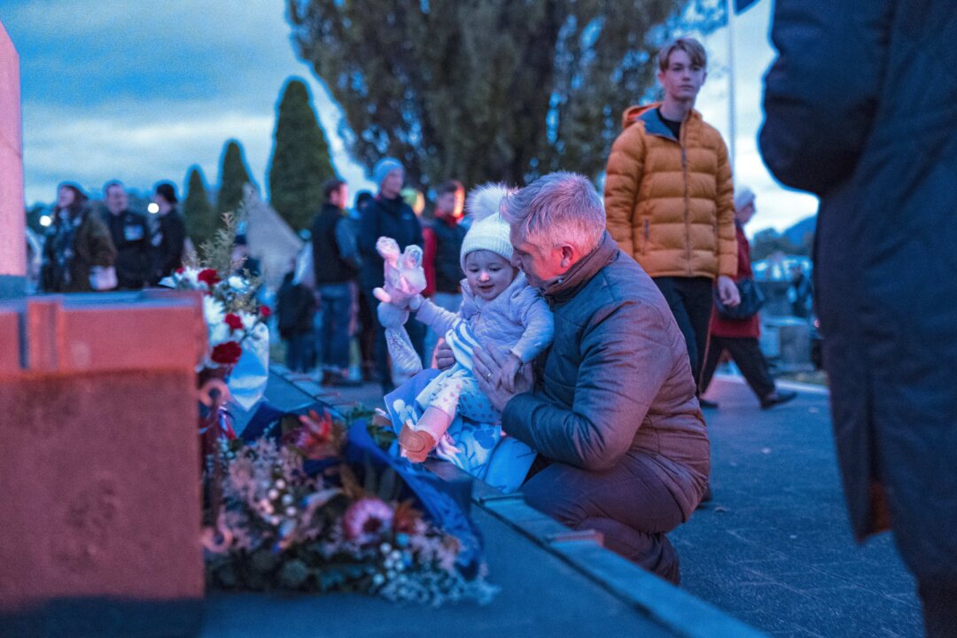 Thousands Gather to Honour Anzac Day