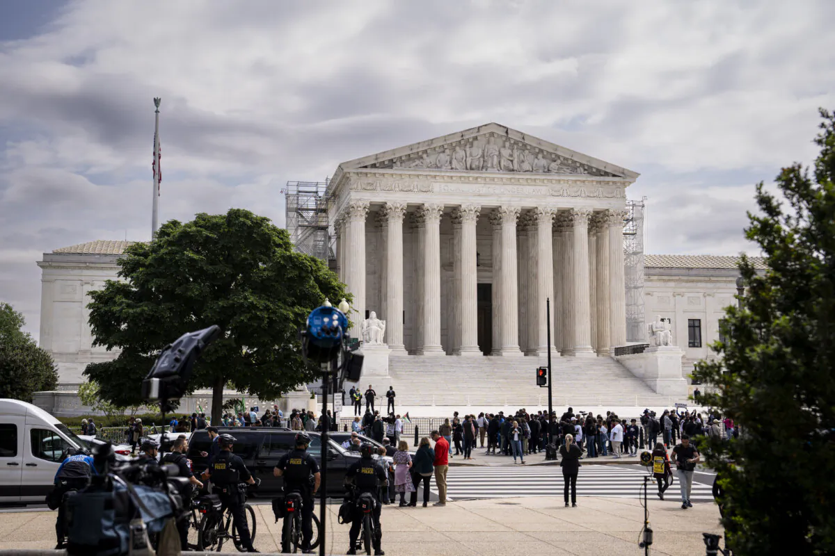 Protestors in front of the Supreme Court in Washington on April 25, 2024. (Madalina Vasiliu/The Epoch Times)
