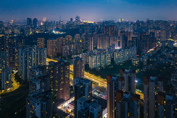 After the widespread replacement of smart gas meters for households by Chongqing Gas Group at the end of last year, residents found a sharp increase in their gas bills. The image shows residential buildings in Chongqing city on March 19, 2024. (STR/AFP)
